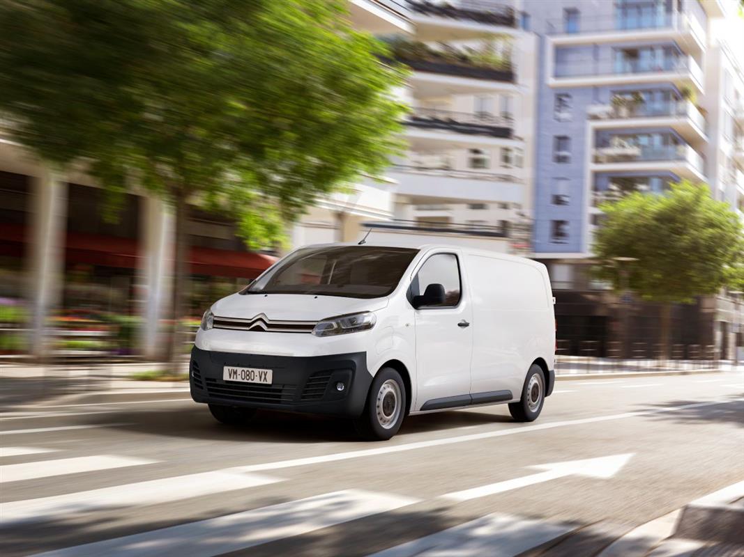 Citroën ë-Jumpy em movimento, cor branca