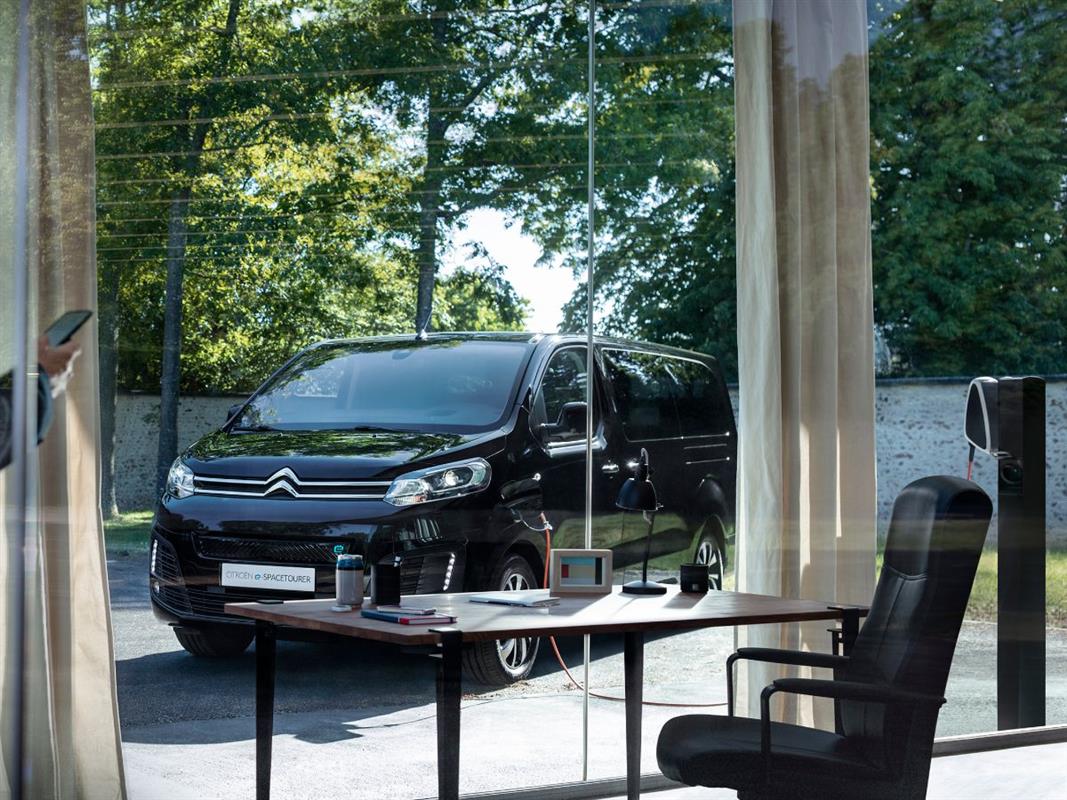 Citroën ë-Spacetourer a carregar, cor preta
