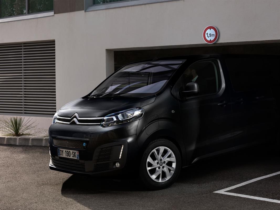 Altura ao teto do Citroën ë-Spacetourer, cor preta