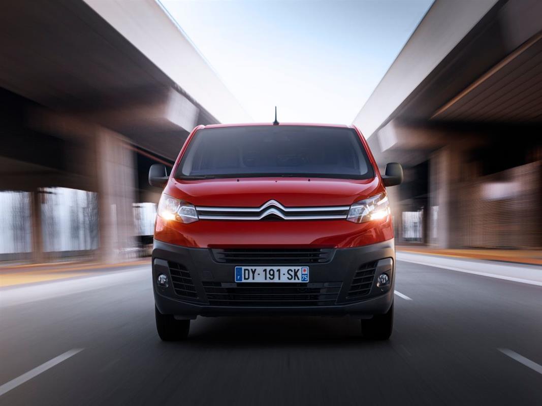 Citroen Jumpy vermelha em Movimento 