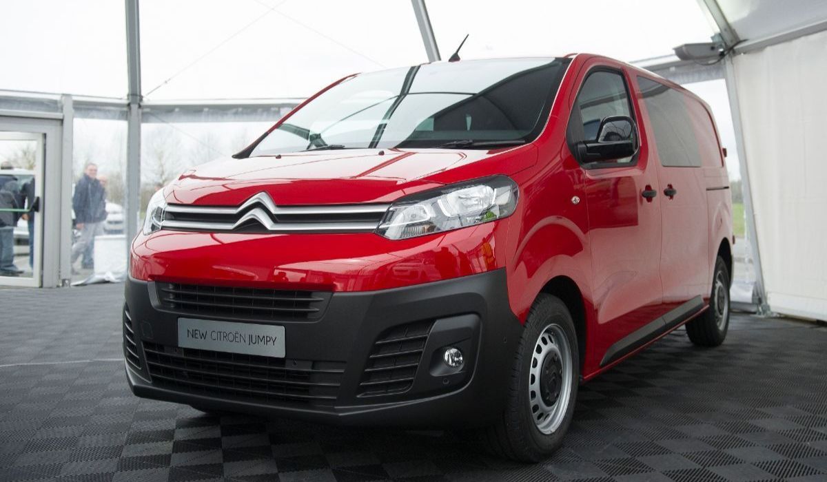 Citroen Jumpy na Cor Vermelha Dentro de Uma Tenda, vistra três quartos