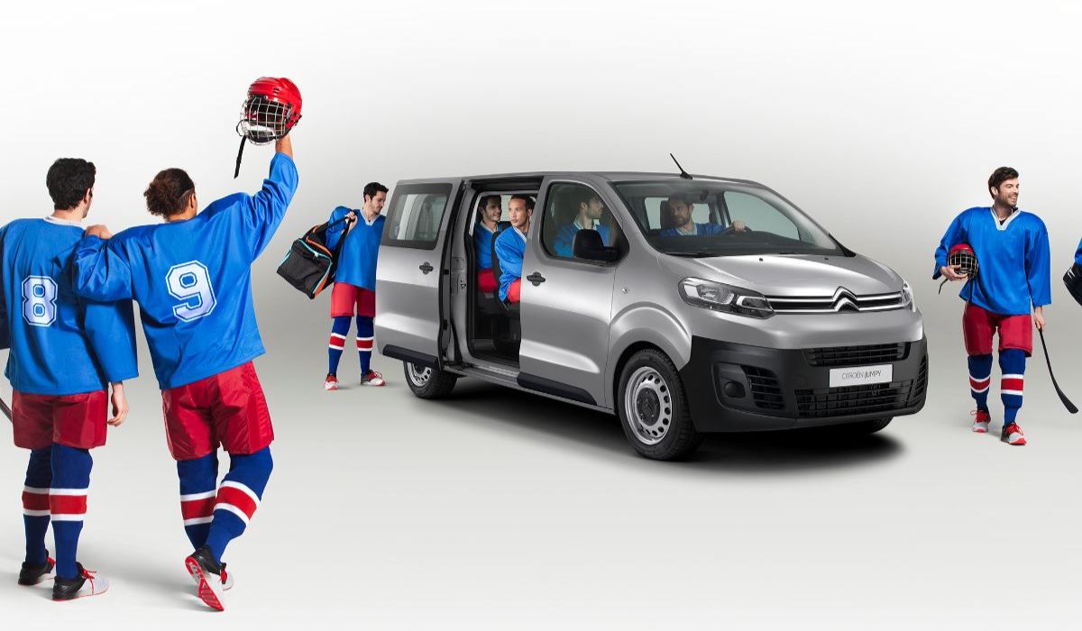 Citroen Jumpy Combi na cor cinzenta metalizado, com atletas de futebol americano