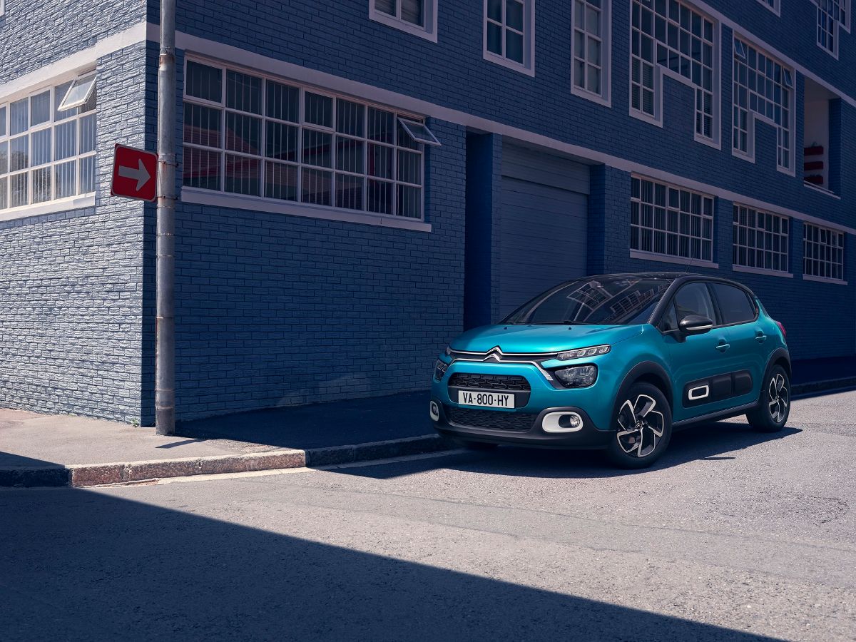 Novo Citroën C3 Azul estacionado ao lado de prédio azul 