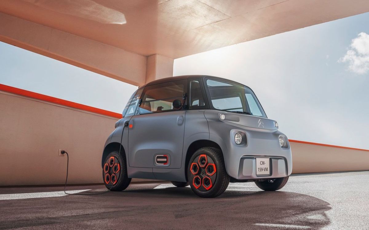 Citroën AMI 100% Elétrico, cor cinzenta com pormenores a laranja, em carga