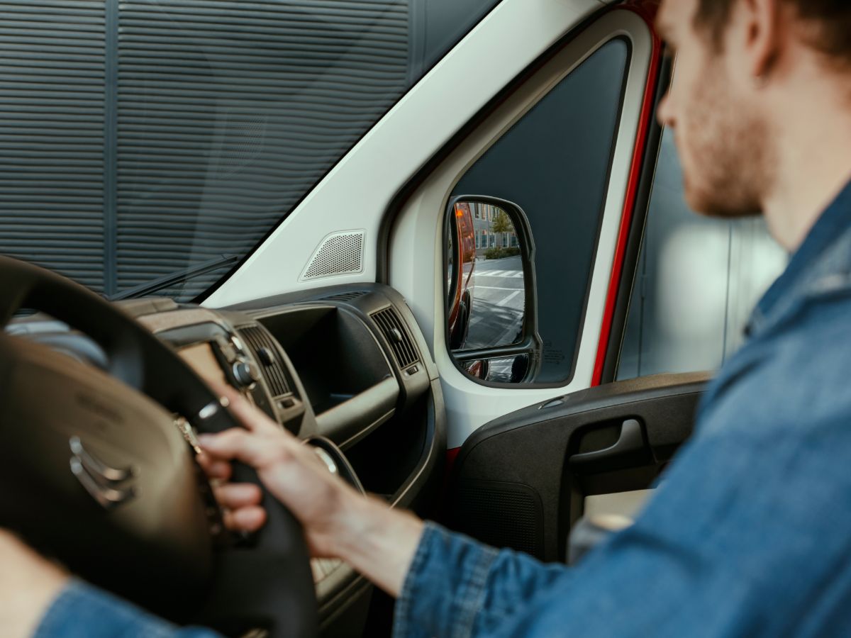 Test-Drive Citroën Berlingo, homem no interior da carrinha 