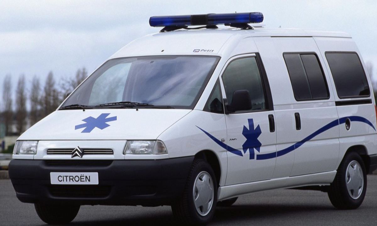 Ambulância Citroën Jumpy Branco com pormenores azuis